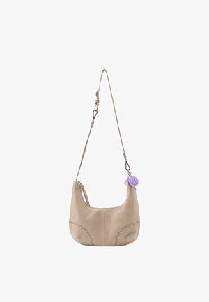 Beige Leder-Schultertasche mit geschwungenem Design, kontrastierenden Nähten und verstellbarem Riemen. Mit einem lila Anhänger mit Quaste.