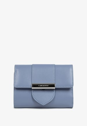 Portafoglio in pelle blu con dettagli cuciti e una chiusura in metallo argentato incisa con "LANCASTER" su uno sfondo bianco.