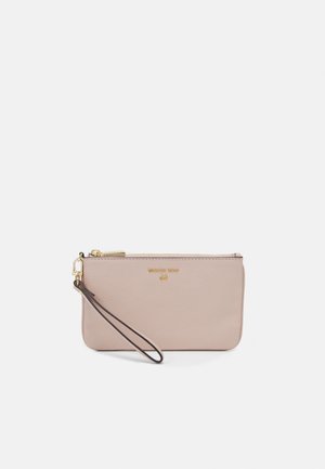 Jasnoróżowa skórzana bransoletka na nadgarstek z złotym zamkiem, złotym logo Michael Kors i czarnym paskiem na białym tle.