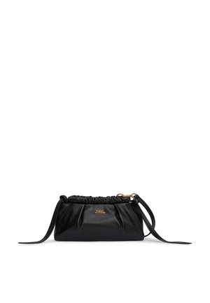 Μαύρο δερμάτινο clutch τσάντα Tommy Hilfiger με ραμμένη κορυφή, χρυσό λογότυπο μπροστά και αποσπώμενο ιμάντα ώμου σε λευκό φόντο.