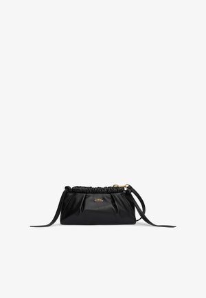 Μαύρο δερμάτινο clutch τσάντα Tommy Hilfiger με ραμμένη κορυφή, χρυσό λογότυπο μπροστά και αποσπώμενο ιμάντα ώμου σε λευκό φόντο.