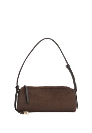 Kleine zylindrische braune Fell-Handtasche mit einem verstellbaren schwarzen Lederschulterriemen und Reißverschluss.