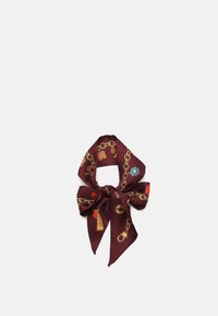 Bufanda de seda burdeos con un patrón de cadenas y encantos coloridos, atada en un lazo. Textura suave con un acabado brillante.