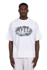 Hvid bomulds t-shirt med korte ærmer, der har et grafisk design med teksten "AVEL WORLDWIDE" i sort og grå i midten.