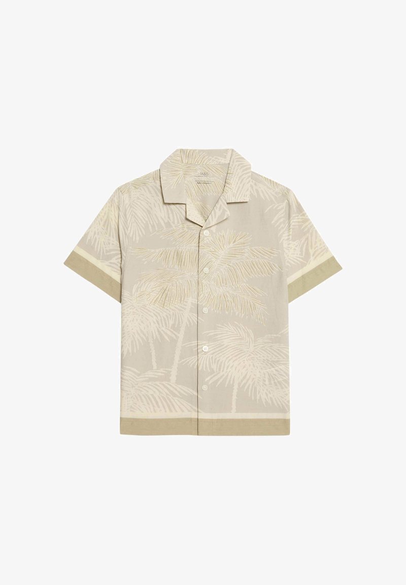 Camisa de manga corta abotonada en beige claro con patrón de palmeras, tejido texturizado y acento verde contrastante en los puños y el dobladillo.