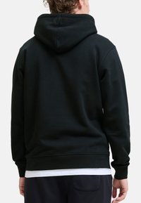 Schwarzer Kapuzenpullover mit glatter Textur, gerippten Bündchen und Saum sowie lockerer Passform, von hinten betrachtet.