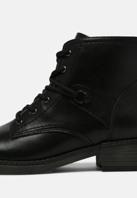 Tamaris Botines bajos - black