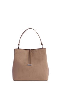 Bolso de mano de gamuza marrón con un diseño estructurado, parte superior plana y un solo asa. Presenta un adorno metálico en la parte frontal y un logotipo en la base.