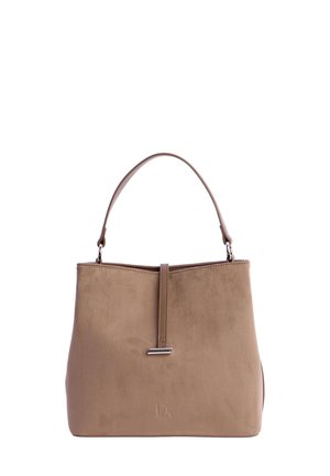 Bolso de mano de gamuza marrón con un diseño estructurado, parte superior plana y un solo asa. Presenta un adorno metálico en la parte frontal y un logotipo en la base.