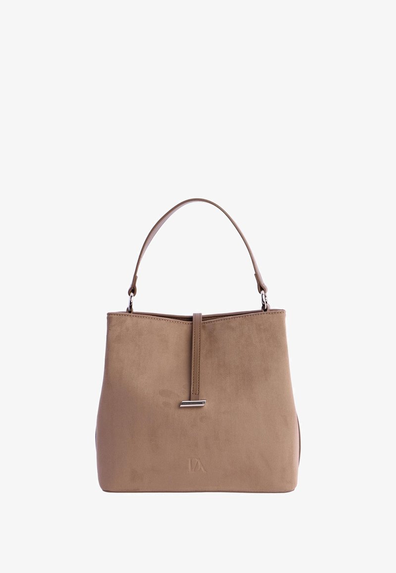 Bolso de mano de gamuza marrón con un diseño estructurado, parte superior plana y un solo asa. Presenta un adorno metálico en la parte frontal y un logotipo en la base.