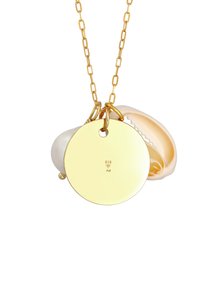 Guldtonet vedhængs kæde med en cirkulær, poleret metalmærke med 925 stempel, sammen med en poleret musling accent.