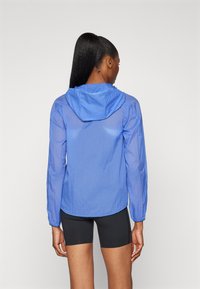 HOKA SKYFLOW JACKET - Neperpučiamoji striukė - cosmos