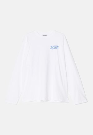 Witte lange mouwen T-shirt van katoen met een ronde hals. Voorzien van een lichtblauw "MOSCHINO JEANS" logo op de linkerkant van de borst.