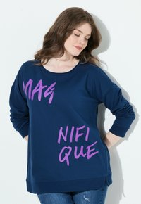 Felpa blu navy con una vestibilità ampia, caratterizzata da lettere in contrasto viola e un collo largo. Tessuto morbido con maniche lunghe.