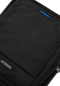 Custodia per laptop in tessuto nero con superficie strutturata, chiusura a zip e un piccolo accento blu. Presenta una tasca frontale e un'etichetta con il marchio.