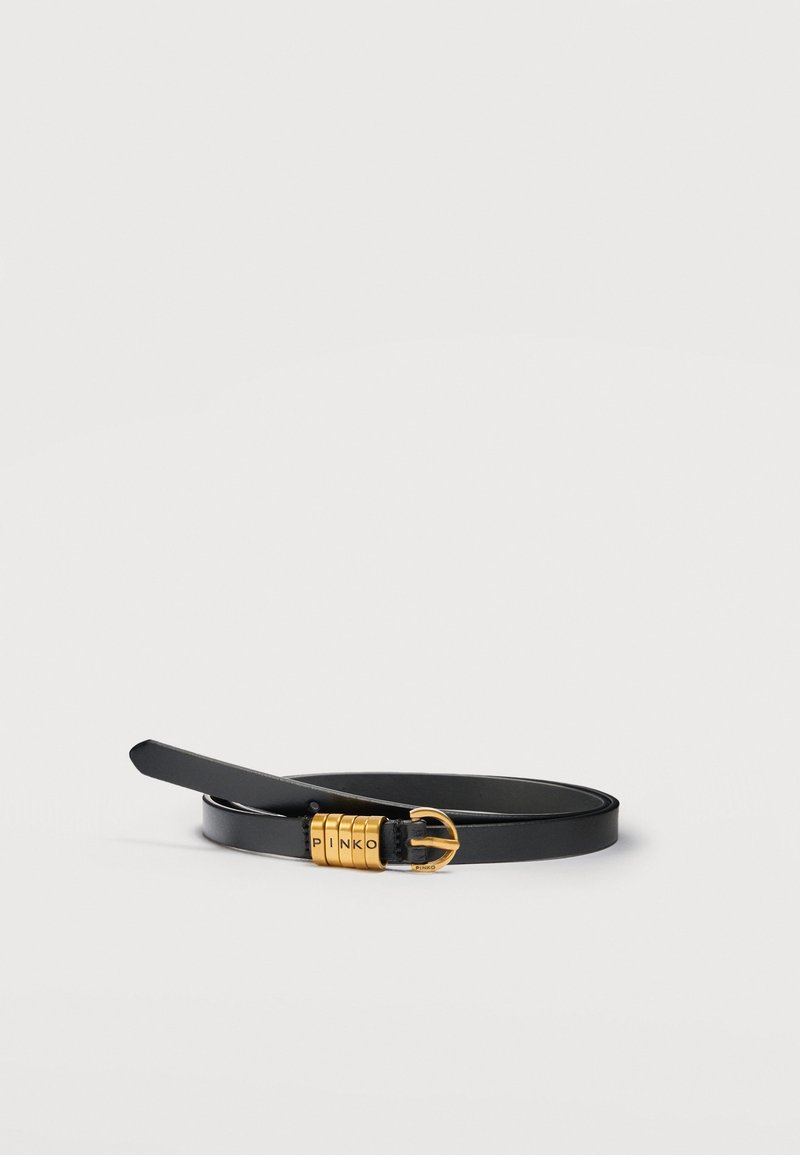 Μαύρη δερμάτινη ζώνη με χρυσή αγκράφα, που διαθέτει τέσσερις περιστρεφόμενους δακτυλίους γραμμάτων που σχηματίζουν τη λέξη «PINKO» σε απλό λευκό φόντο.