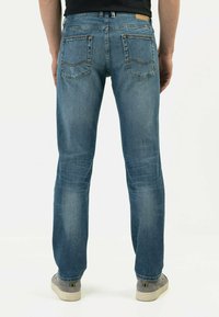 Niebieskie dżinsy o prostym kroju, z dwiema tylnymi kieszeniami, lekkim efektem przetarcia oraz skórzaną metką marki na pasku.