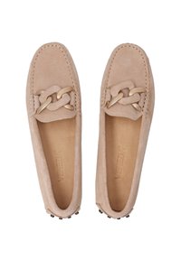 Beige Wildleder-Lohfer mit einem geflochtenen Kettenakzent, runder Spitze und dekorativer Hardware an der Ferse. Glattes Innere und weiche Textur.