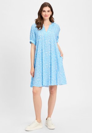 Blaues kurzärmliges Kleid mit Kragen, das ein weißes abstraktes Muster aufweist. Der Stoff ist leicht und das Kleid hat seitliche Taschen.