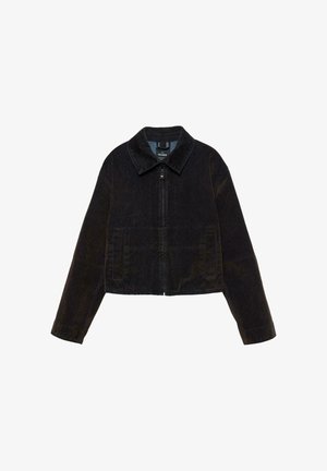 Črna skrajšana denim jakna z ostrim ovratnikom, sprednjim zapiranjem na zadrgo in dvema stranskima žepoma. Mehka tekstura s subtilnim toniranim vzorcem.