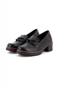Mocasines de cuero negro con un acento de cadena, punta redonda y tacón cuadrado de 4 cm. Presenta una suela marrón contrastante y detalles de costura.