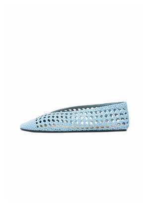 Chaussure plate tissée bleu clair avec bout pointu et motif en treillis ouvert sur les côtés, vue de profil gauche sur fond blanc.