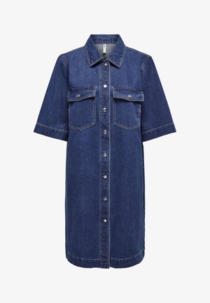 Vestido de camisa de mezclilla en azul oscuro con mangas cortas, dos bolsillos en el pecho y botones de presión plateados en el frente. Tejido liso y estructurado.