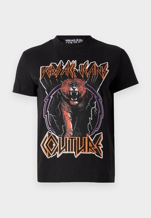 Čierne bavlnené tričko s grafickým motívom pomarančového tigra a tučnými nápismami "VERSACE JEANS COUTURE" v štýlovom písme so zábleskami bleskov.