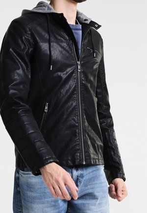 Chaqueta de cuero negra con capucha gris, frontal con cremallera y mangas texturizadas. Presenta bolsillos laterales y un ajuste elegante.
