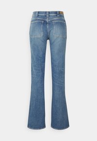 Rozšířené džíny z denimu v světlém modrém odstínu, se dvěma zadními kapsami a pasem s koženým detailem. Texturovaný, klasický střih.