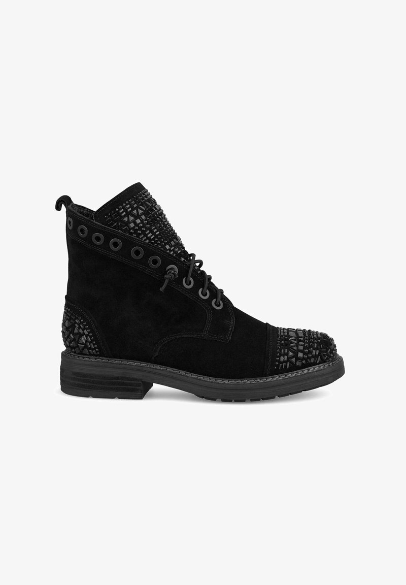 Bottes chelsea noires en daim avec des accents texturés, présentant un design clouté au col et au talon, ainsi que des œillets ronds pour les lacets.