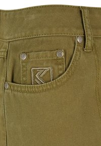 Olivenfarbene Baumwolljeans mit einer kleinen Vorderentasche mit metallischen Akzenten und Steppdetails, glatter Textur und klassischem Bund.