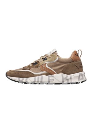 Brauner und beiger Wildleder-Sneaker mit Schnürverschluss, grober weißer Sohle mit schwarzem Text und Zuglasche an der Ferse.