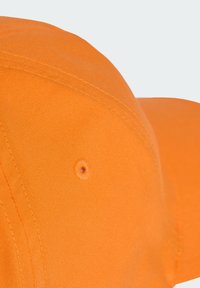 Oranžová baseballová čepice s hladkým textilním povrchem, zaoblenou korunou a prošitými švy. Má ventilační otvor na vrchu.