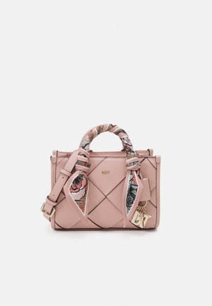 Różowa pikowana skórzana torebka z apaszką w kwiatowy wzór owiniętą wokół uchwytu, złote logo DKNY, regulowany pasek i ozdobne zawieszki.
