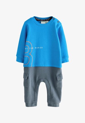 Haut bleu à manches longues avec le texte « By Ted Baker » et un design du numéro 3 orange, attaché à un pantalon gris avec poches latérales et fermetures pression.