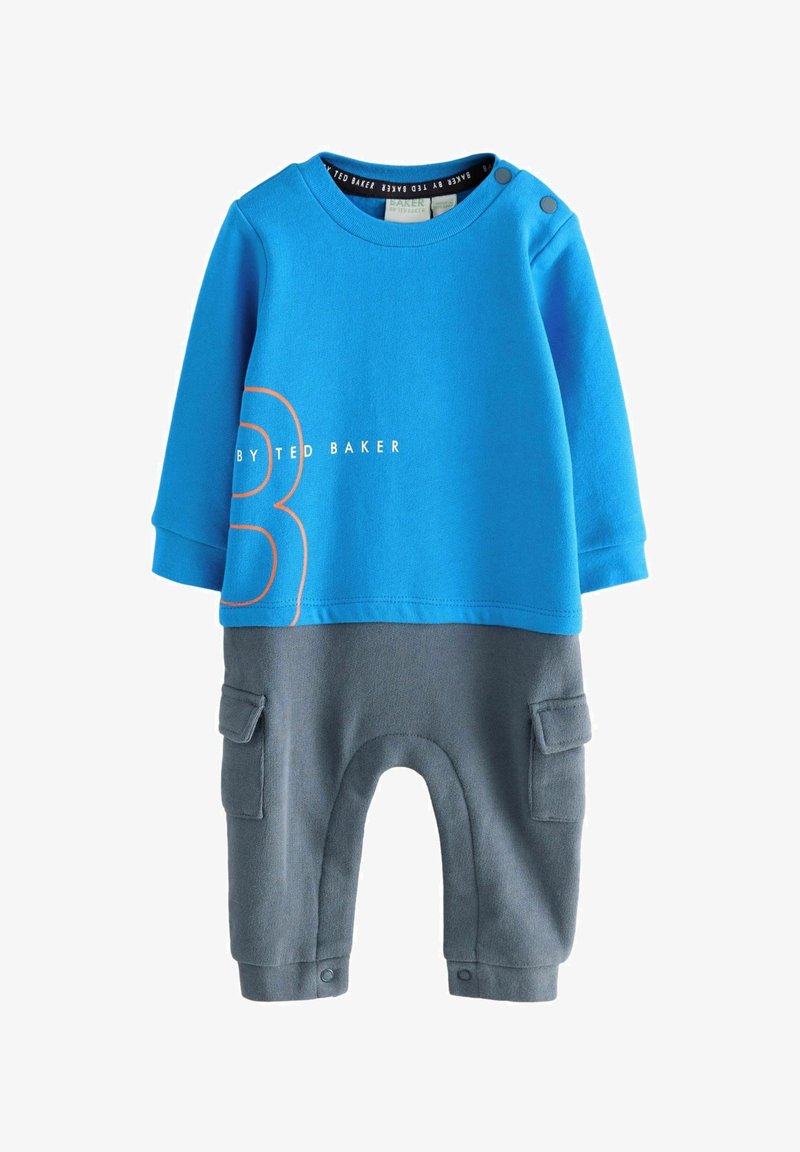 Haut bleu à manches longues avec le texte « By Ted Baker » et un design du numéro 3 orange, attaché à un pantalon gris avec poches latérales et fermetures pression.