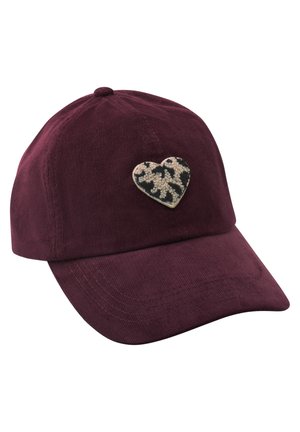 Dunkellila Cord-Baseballkappe mit einem kleinen herzförmigen Patch mit einem beige-schwarzen Tiermuster vorne.