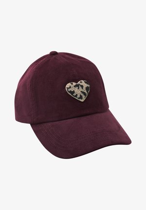 Gorra de béisbol de pana color púrpura oscuro con un pequeño parche en forma de corazón con un diseño de estampado animal en beige y negro en la parte frontal.