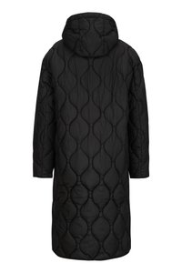 Zwarte gewatteerde jas met een capuchon, met een quilted textuur en golfvormig patroon. Tot de knie met lange mouwen en zijsplitten.