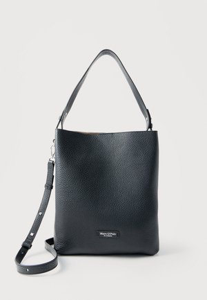 Čierna kožená taška cez rameno s textúrou, nastaviteľným remienkom a malou logovou nášivkou na prednej strane, stojaca vzpriamene na neutrálnom pozadí.