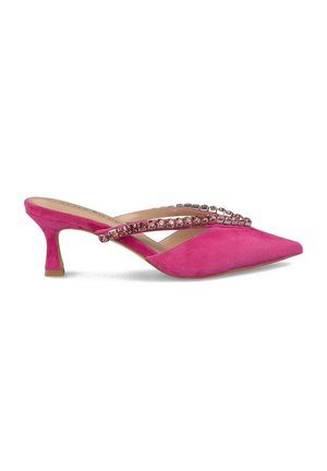 Mule in suede rosa con tacco alto, punta affusolata e una fascia decorativa con gemme rosa e trasparenti lungo il collo del piede.