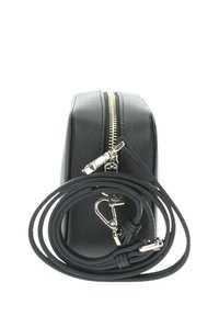 Schwarze Leder-Umhängetasche mit goldenem Reißverschluss, rechteckiger Form, strukturiertem Obermaterial, abnehmbaren Träger und Metallakzenten.