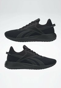 Černé sportovní boty s horní částí z meshe, plochými tkaničkami a texturovanou podrážkou. Hladké detaily a zadní poutko pro snadné nazouvání.