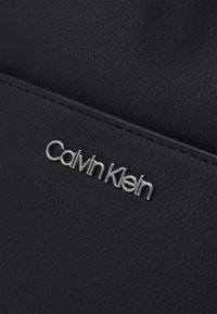 Calvin Klein MUST BUCKET  - Sac bandoulière - black
