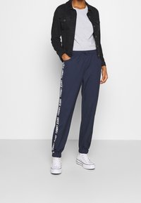 Tommy Jeans Jogginghose - dark blue