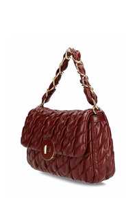 Bolso de mano de piel acolchada de color rojo oscuro con cierre de solapa, cierre de giro en tono dorado y asa de cuero trenzado y cadena.