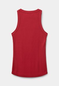 Punane ribakestega tank top, ümmarguse kaelusega ja laiade õlavarrepaeltega. Sile tekstuur ja puhas alläär. Ainult tagakülje vaade.