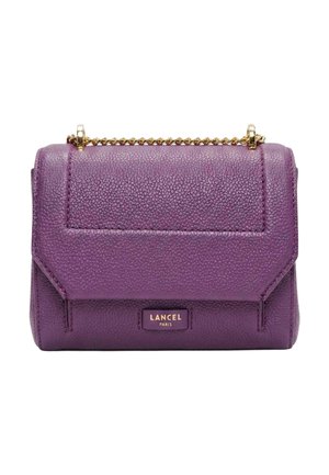 Sac bandoulière en cuir texturé violet avec bandoulière chaîne dorée et rabat rectangulaire, arborant une plaque logo "Lancel Paris" sur le devant.