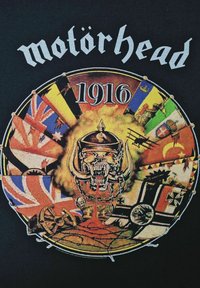 Svart T-skjorte med et sirkulært grafisk design. Sentralt dødsmetallmotiv med militærhjelm, omgitt av forskjellige nasjonalflagg og teksten "Motörhead 1916".